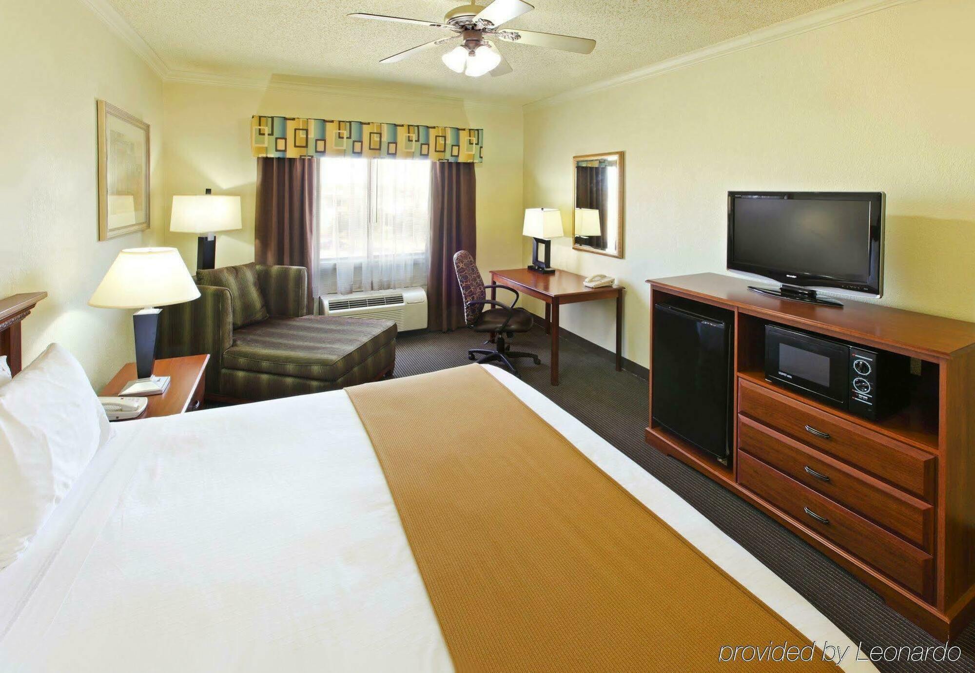 Holiday Inn Express Hotel & Suites Greenville By Ihg Exterior foto